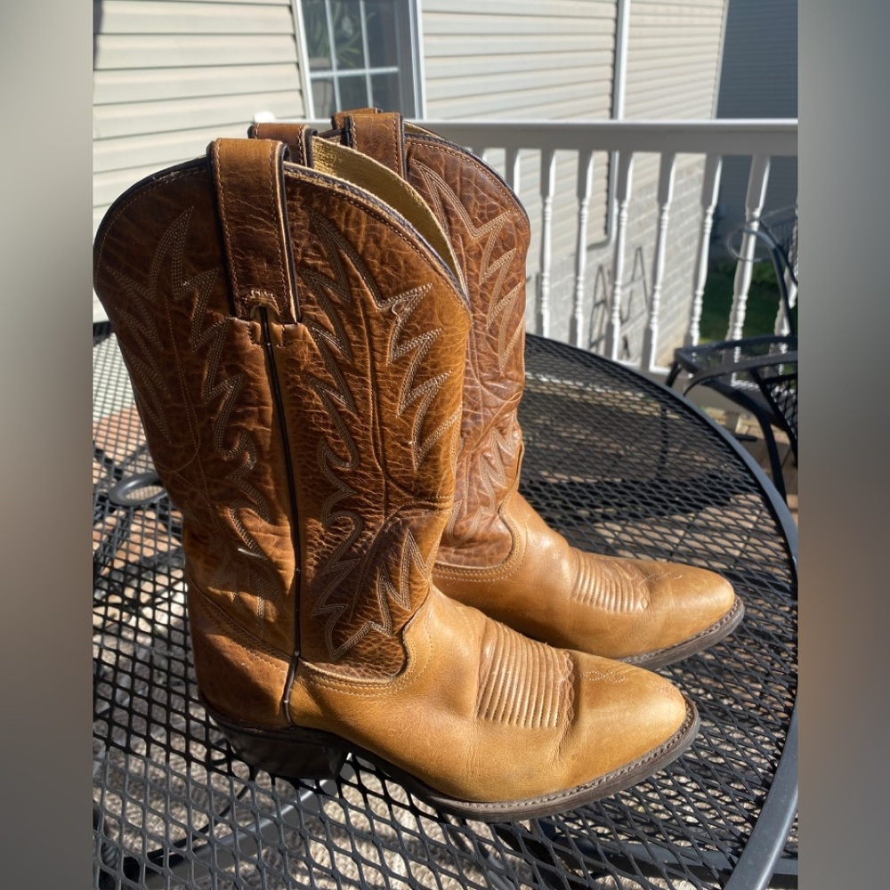 Wrangler cowboy boots, buckskin color
